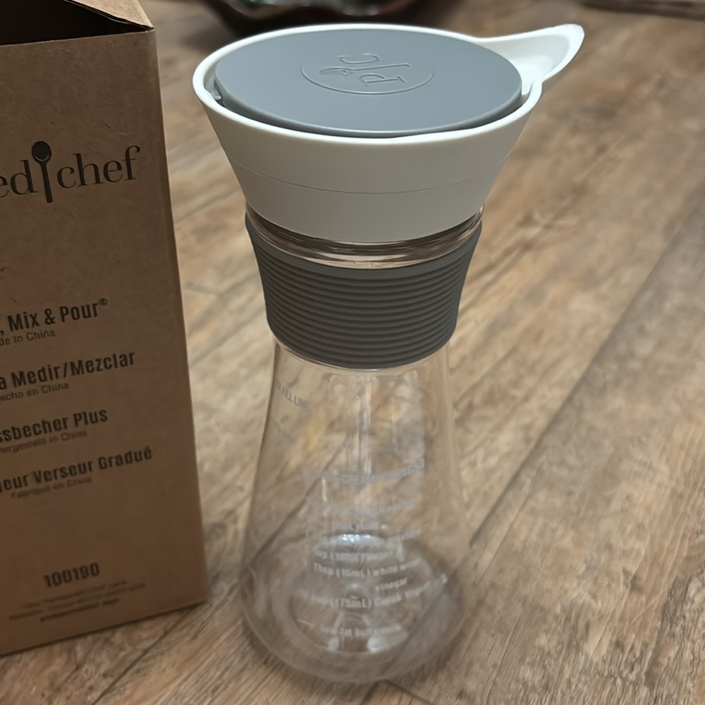 Pampered Chef Measure, Mix & Pour NIB